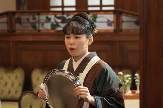 【画像9枚】「ブラッサム」珠（石橋静河）がウエイトレスとして働き始めて…第23回場面写真（3枚目）