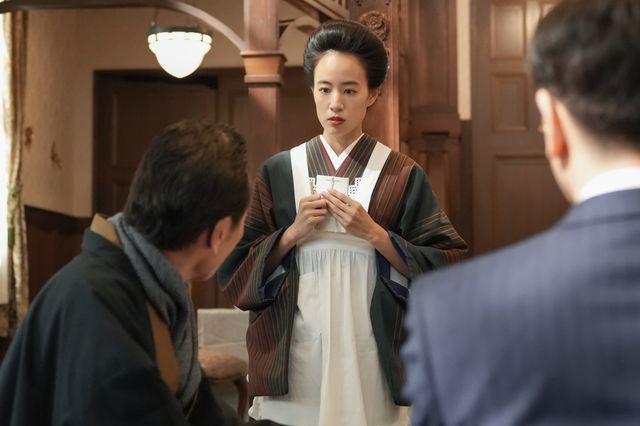 【画像9枚】「ブラッサム」珠（石橋静河）がウエイトレスとして働き始めて…第23回場面写真（5枚目）