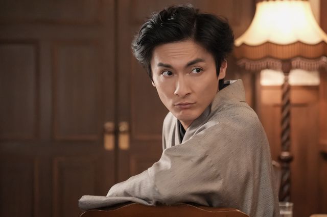 【画像9枚】「ブラッサム」珠（石橋静河）がウエイトレスとして働き始めて…第23回場面写真（8枚目）