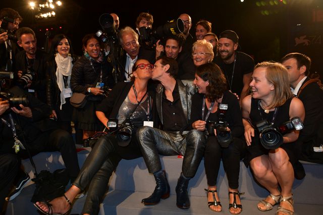 ジム・キャリー、女性フォトグラファーにキスも！：フォトギャラリー