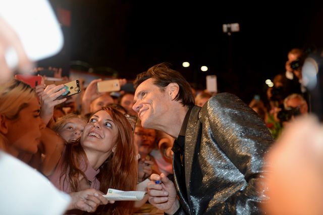 ジム・キャリー、女性フォトグラファーにキスも！（3枚目）