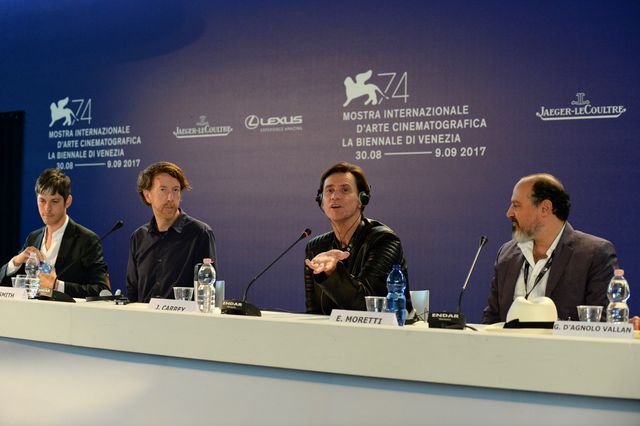 ジム・キャリー、女性フォトグラファーにキスも！（10枚目）