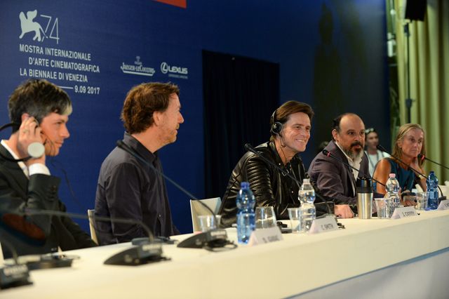 ジム・キャリー、女性フォトグラファーにキスも！（11枚目）