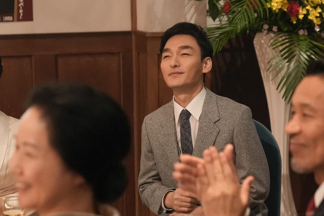 羽鳥（草なぎ剛）のビッグパーティー！「ブギウギ」第112回の場面写真（3枚目）