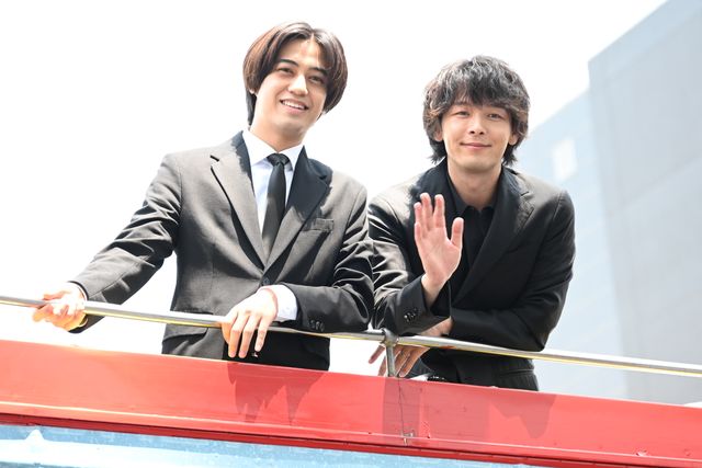 ロンドンバスから手を振る高橋海人x中村倫也