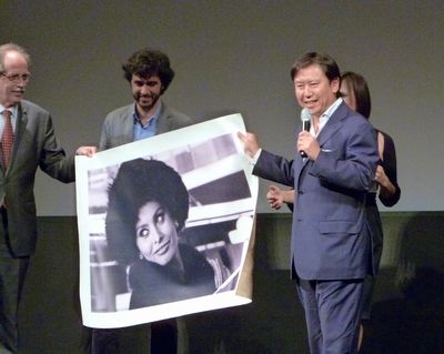 記念にイタリア女優ソフィア・ローレンのポスターをもらう『テルマエ・ロマエII』の武内英樹監督