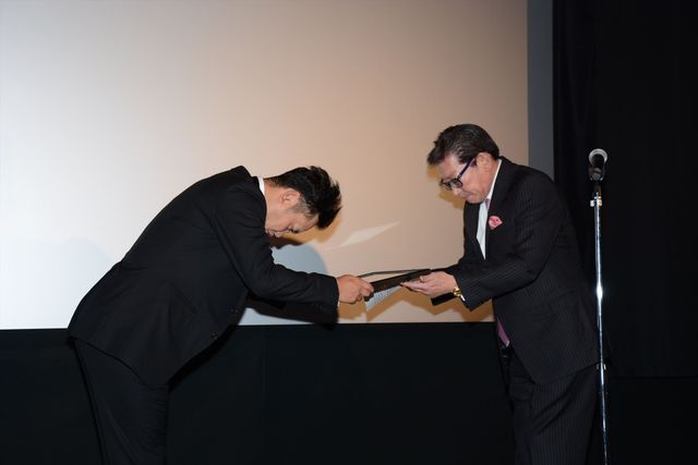 くりぃむ有田、なりきり『007』＆緊張でガチガチ！フォトギャラリー（5枚目）