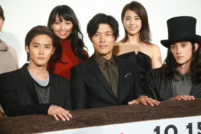 白石隼也＆鈴木亮平が『彼岸島』丸太にヒットを願う？フォトギャラリー（2枚目）