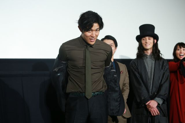 白石隼也＆鈴木亮平が『彼岸島』丸太にヒットを願う？フォトギャラリー（6枚目）