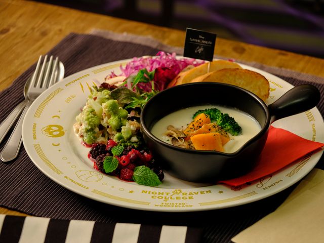 ツイステの世界観が！「ディズニー ツイステッドワンダーランド」OH MY CAFE（2枚目）