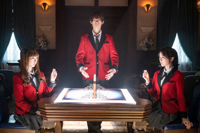 生田絵梨花が果たし状を突き付ける！「賭ケグルイ双」場面写真（2枚目）