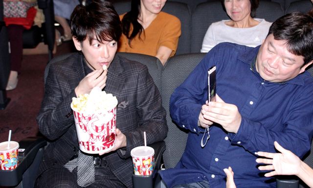 佐藤健ポップコーン食べる姿がかわいすぎる…！（2枚目）