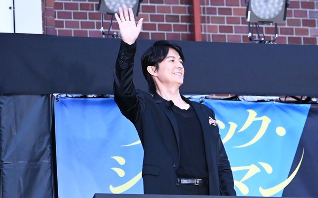 上京時に降り立った新宿に凱旋！　福山雅治