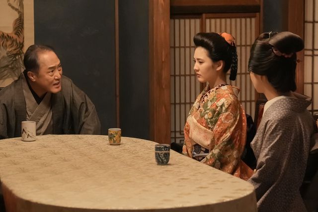 佐野史郎が演じる江藤知事と娘のリヨ(北香那)