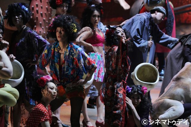 蜷川幸雄、車椅子に酸素ボンベで会見出席も、亀梨和也には気丈なエール：フォトギャラリー