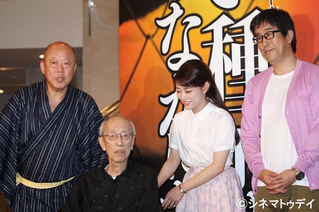 蜷川幸雄、車椅子に酸素ボンベで会見出席も、亀梨和也には気丈なエール（4枚目）