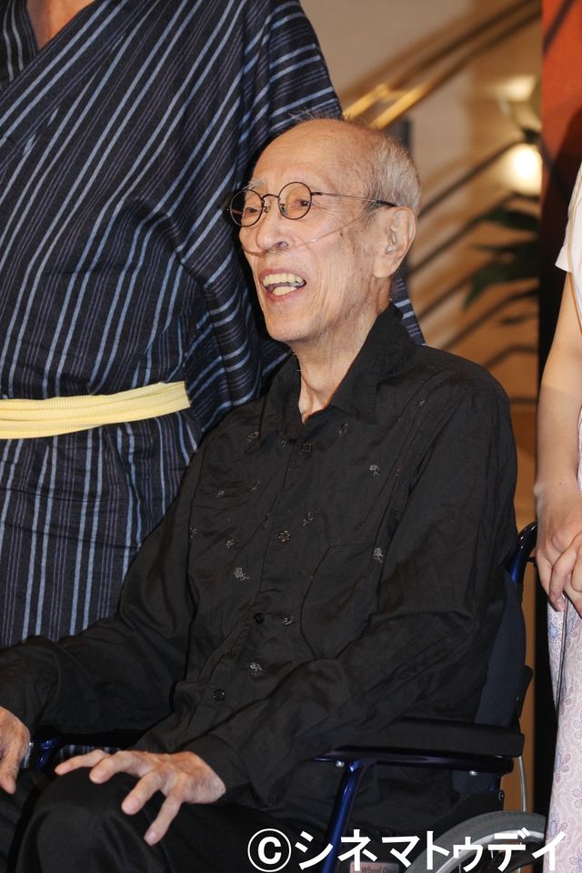 蜷川幸雄、車椅子に酸素ボンベで会見出席も、亀梨和也には気丈なエール（5枚目）