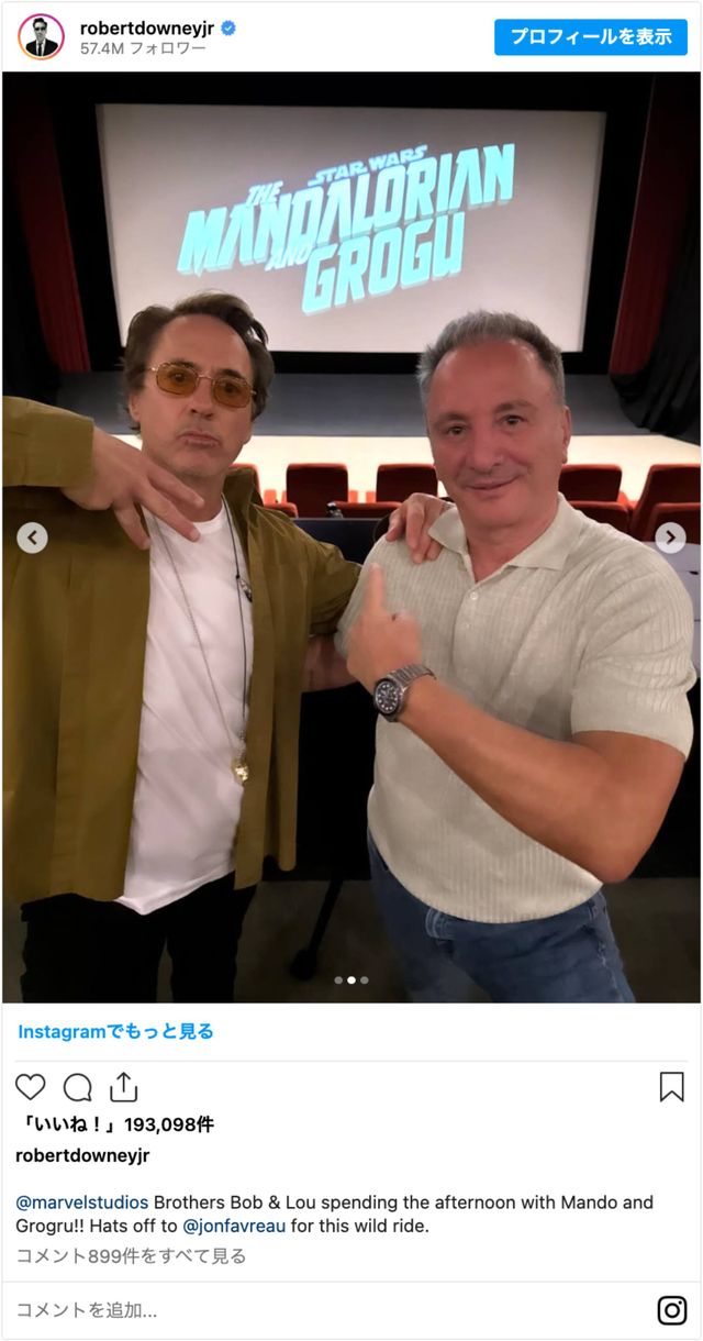 ダウニー・Jrの胸元にはアイアンマンのネックレス!