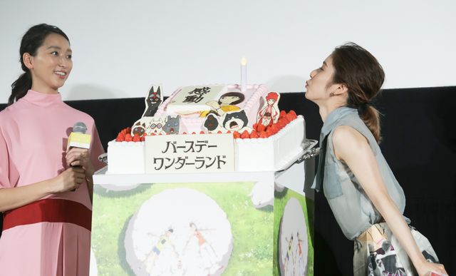 松岡茉優、特製ケーキにフーッ！杏＆麻生久美子らと『バースデー・ワンダーランド』初日を祝福（14枚目）