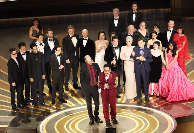 黄金に輝くオスカー像を手に喜ぶ受賞者：フォトギャラリー