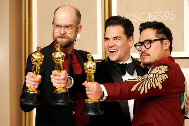 黄金に輝くオスカー像を手に喜ぶ受賞者（2枚目）