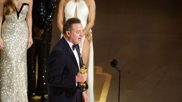 黄金に輝くオスカー像を手に喜ぶ受賞者（4枚目）