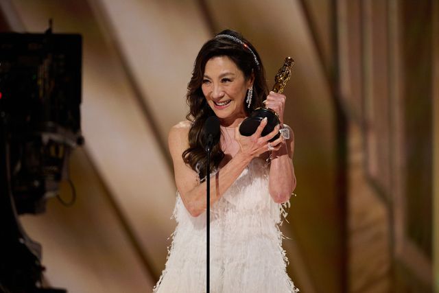 黄金に輝くオスカー像を手に喜ぶ受賞者（6枚目）