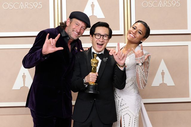 黄金に輝くオスカー像を手に喜ぶ受賞者（8枚目）