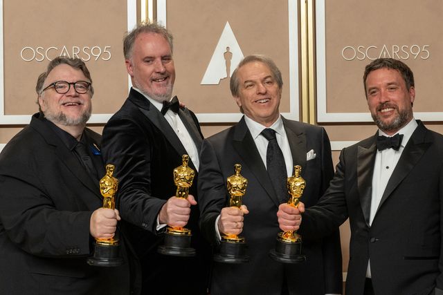 黄金に輝くオスカー像を手に喜ぶ受賞者（10枚目）