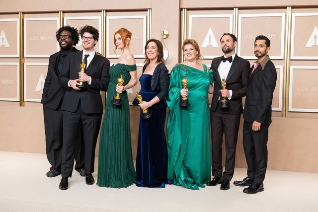 黄金に輝くオスカー像を手に喜ぶ受賞者（11枚目）