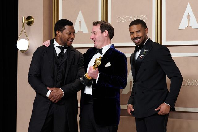 黄金に輝くオスカー像を手に喜ぶ受賞者（12枚目）