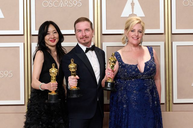 黄金に輝くオスカー像を手に喜ぶ受賞者（13枚目）