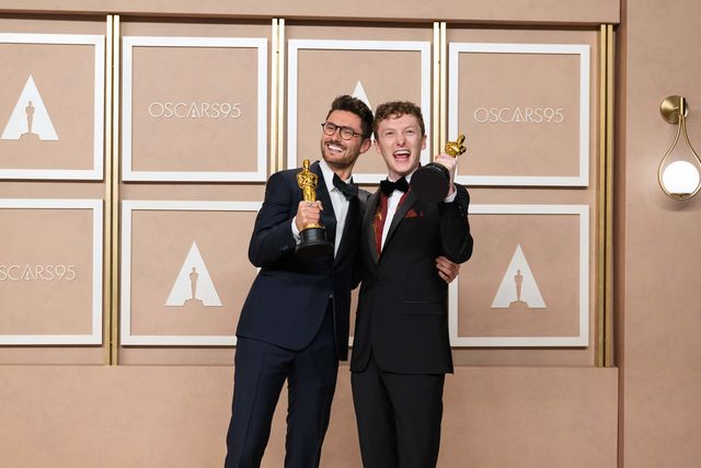 黄金に輝くオスカー像を手に喜ぶ受賞者（15枚目）