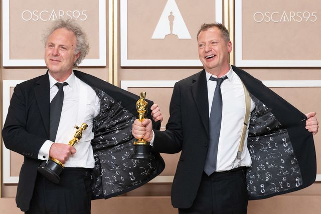 黄金に輝くオスカー像を手に喜ぶ受賞者（16枚目）