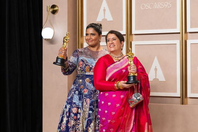 黄金に輝くオスカー像を手に喜ぶ受賞者（17枚目）