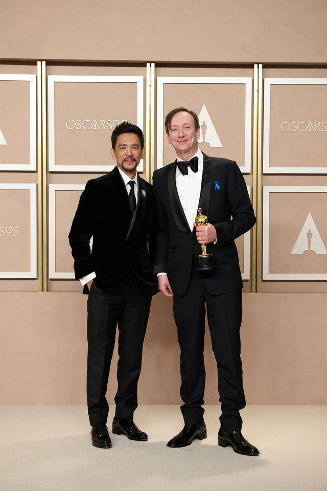 黄金に輝くオスカー像を手に喜ぶ受賞者（18枚目）