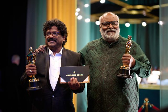 黄金に輝くオスカー像を手に喜ぶ受賞者（19枚目）