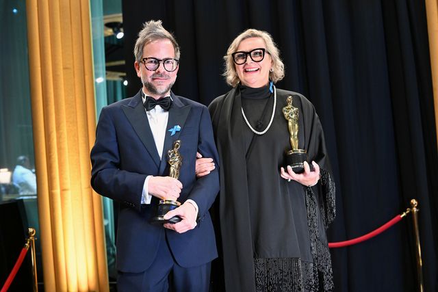 黄金に輝くオスカー像を手に喜ぶ受賞者（20枚目）