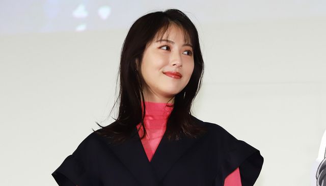 ほほ笑む浜辺美波が美しい　映画『金の国　水の国』公開記念舞台あいさつ：フォトギャラリー