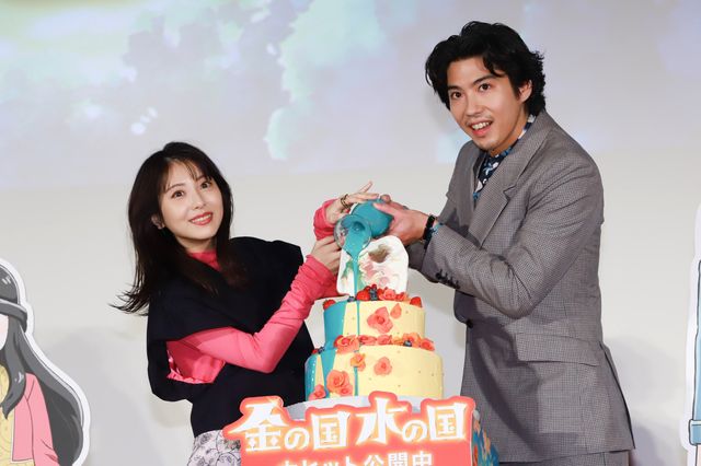 ほほ笑む浜辺美波が美しい　映画『金の国　水の国』公開記念舞台あいさつ（2枚目）