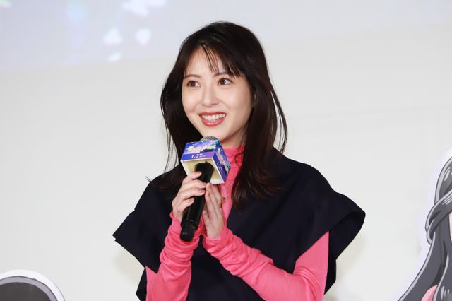 ほほ笑む浜辺美波が美しい　映画『金の国　水の国』公開記念舞台あいさつ（3枚目）