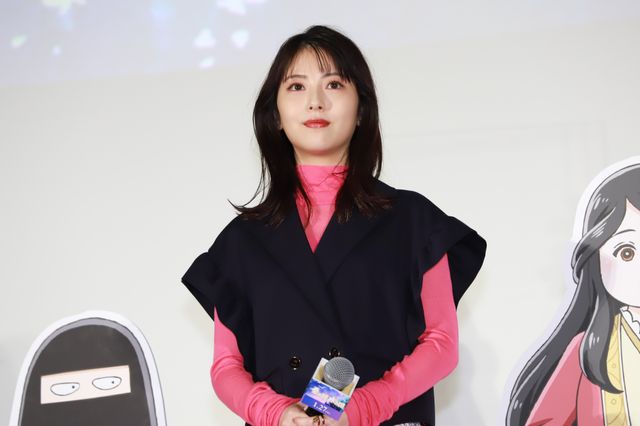 ほほ笑む浜辺美波が美しい　映画『金の国　水の国』公開記念舞台あいさつ（5枚目）