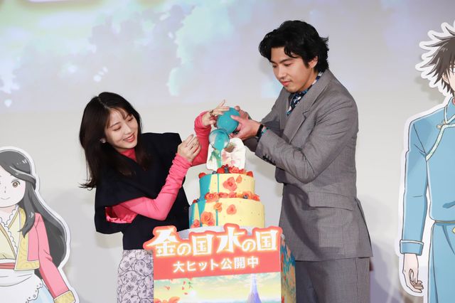 ほほ笑む浜辺美波が美しい　映画『金の国　水の国』公開記念舞台あいさつ（6枚目）