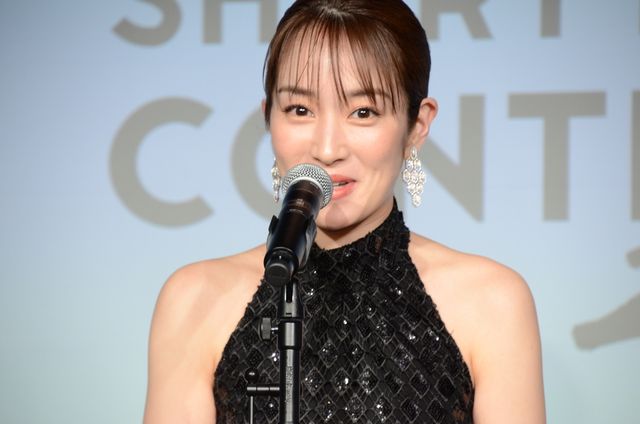 高梨臨、美しすぎるドレス姿で魅了！（3枚目）