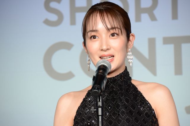 高梨臨、美しすぎるドレス姿で魅了！（7枚目）