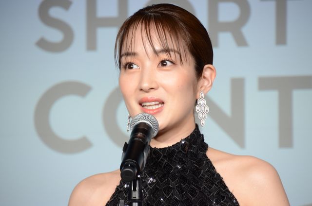 高梨臨、美しすぎるドレス姿で魅了！（9枚目）