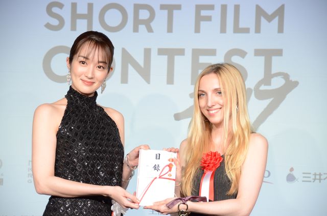 高梨臨、美しすぎるドレス姿で魅了！（11枚目）