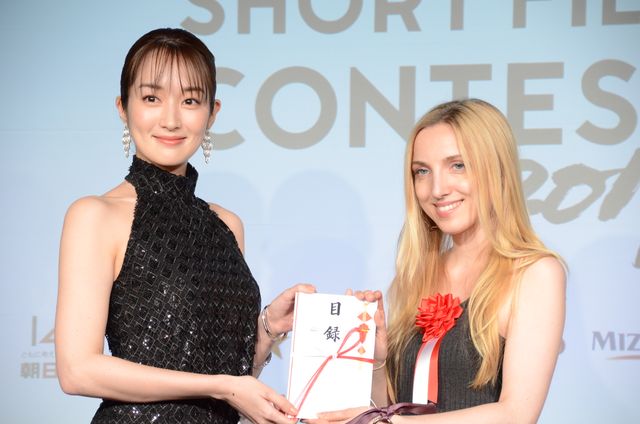 高梨臨、美しすぎるドレス姿で魅了！（12枚目）