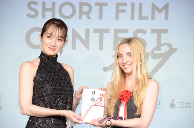 高梨臨、美しすぎるドレス姿で魅了！（16枚目）