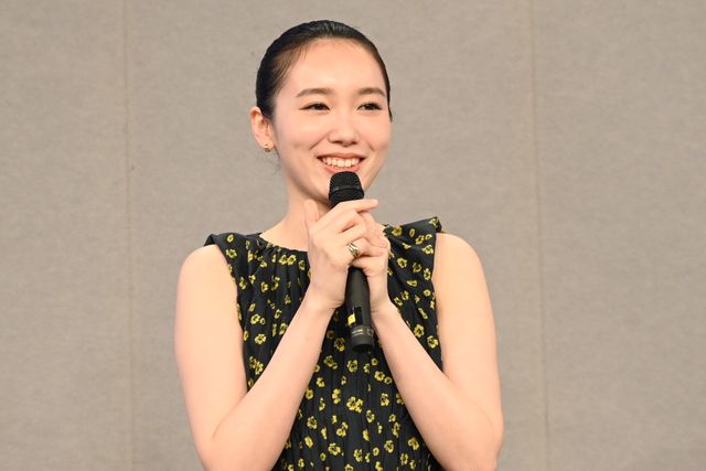 飯豊まりえ、ふんわり花柄ドレスで登壇！「泉京香は黙らない」取材会（2枚目）